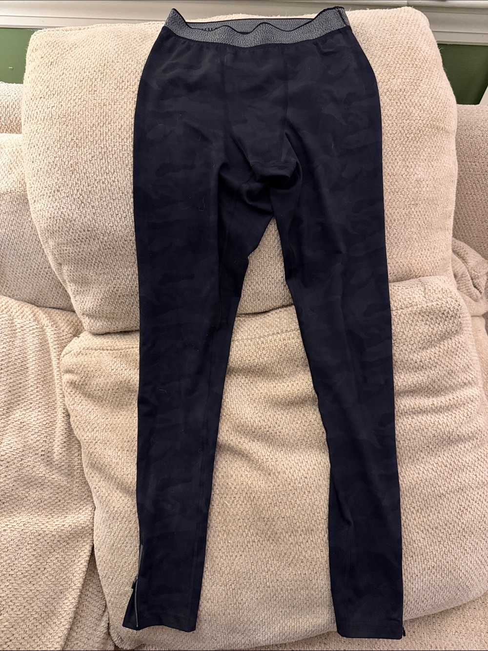 Vuori Men's Black Camo running tight